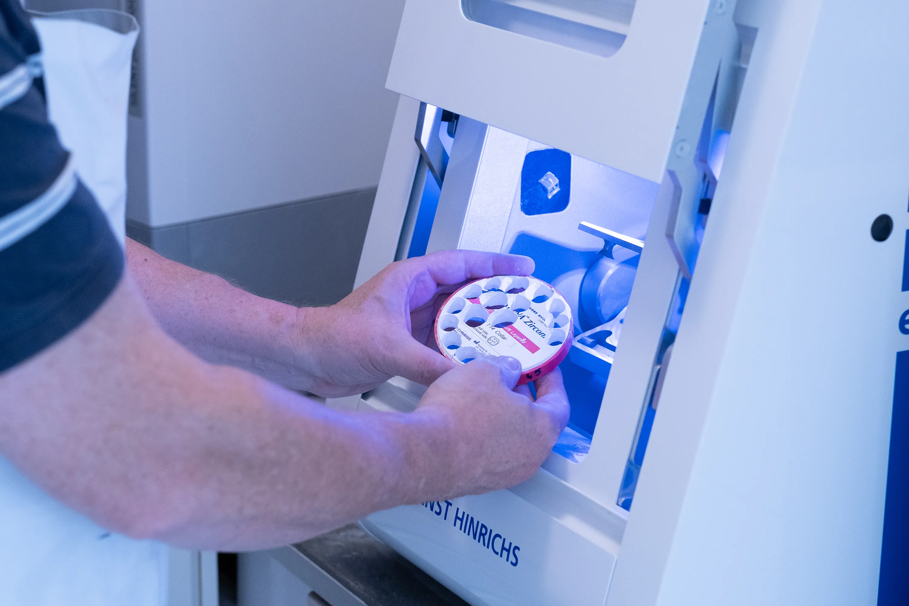 Ernst-Hinrichs-Fräsmaschine im Eigenlabor der Werratalpraxis