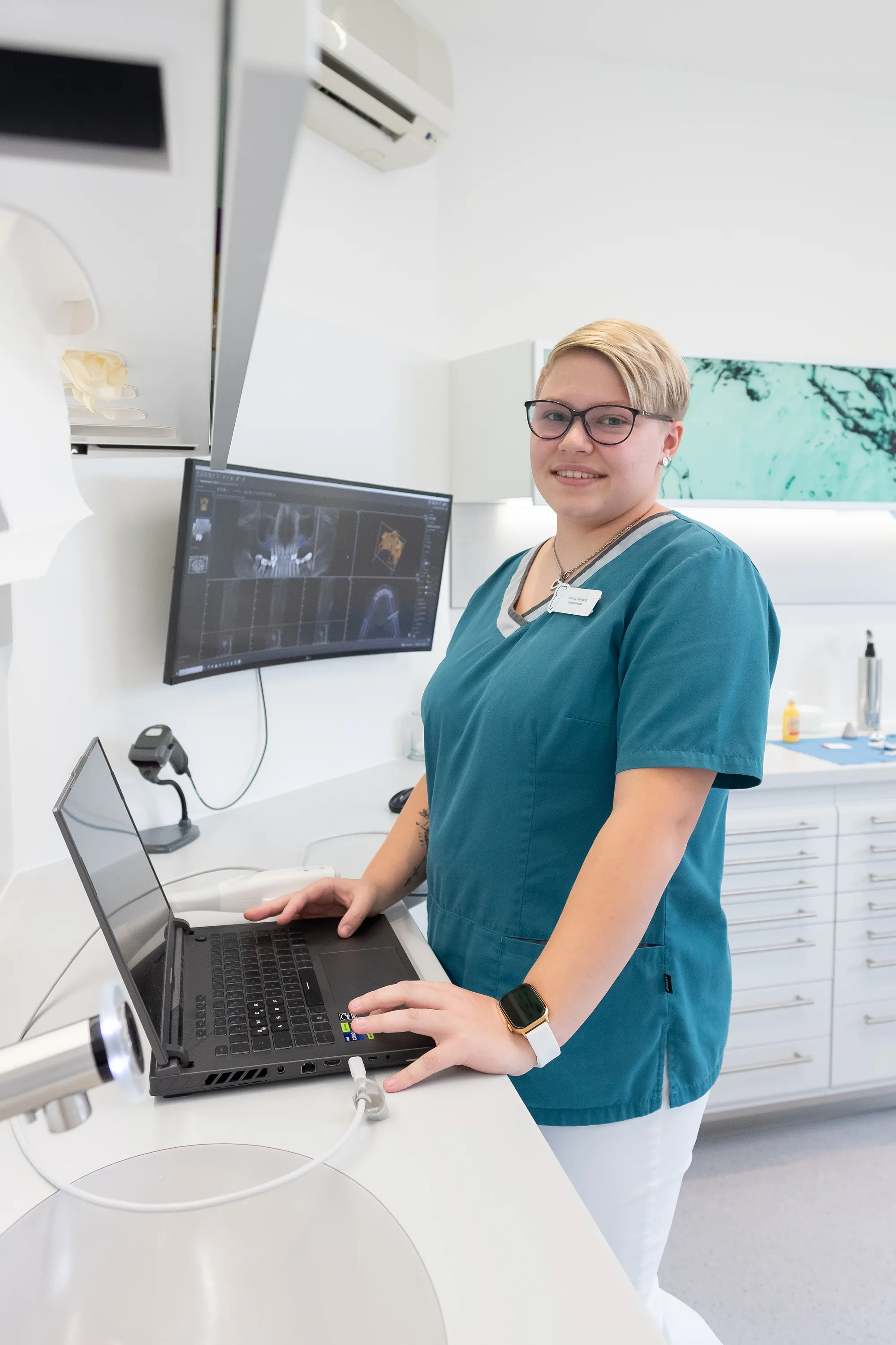 Laura, Mitarbeiterin der Werratalpraxis, beim digitalen Scannen