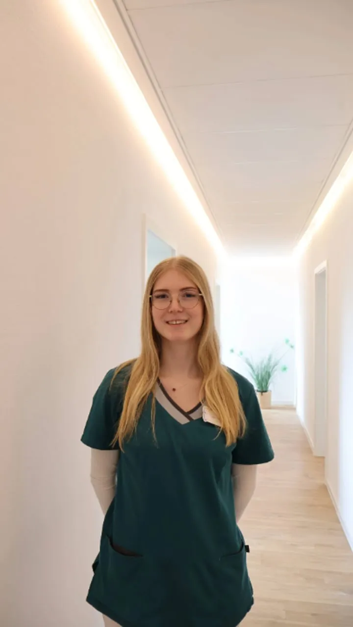 Maxi im Flur der Werratalpraxis — Videorundgang aus Azubi-Sicht