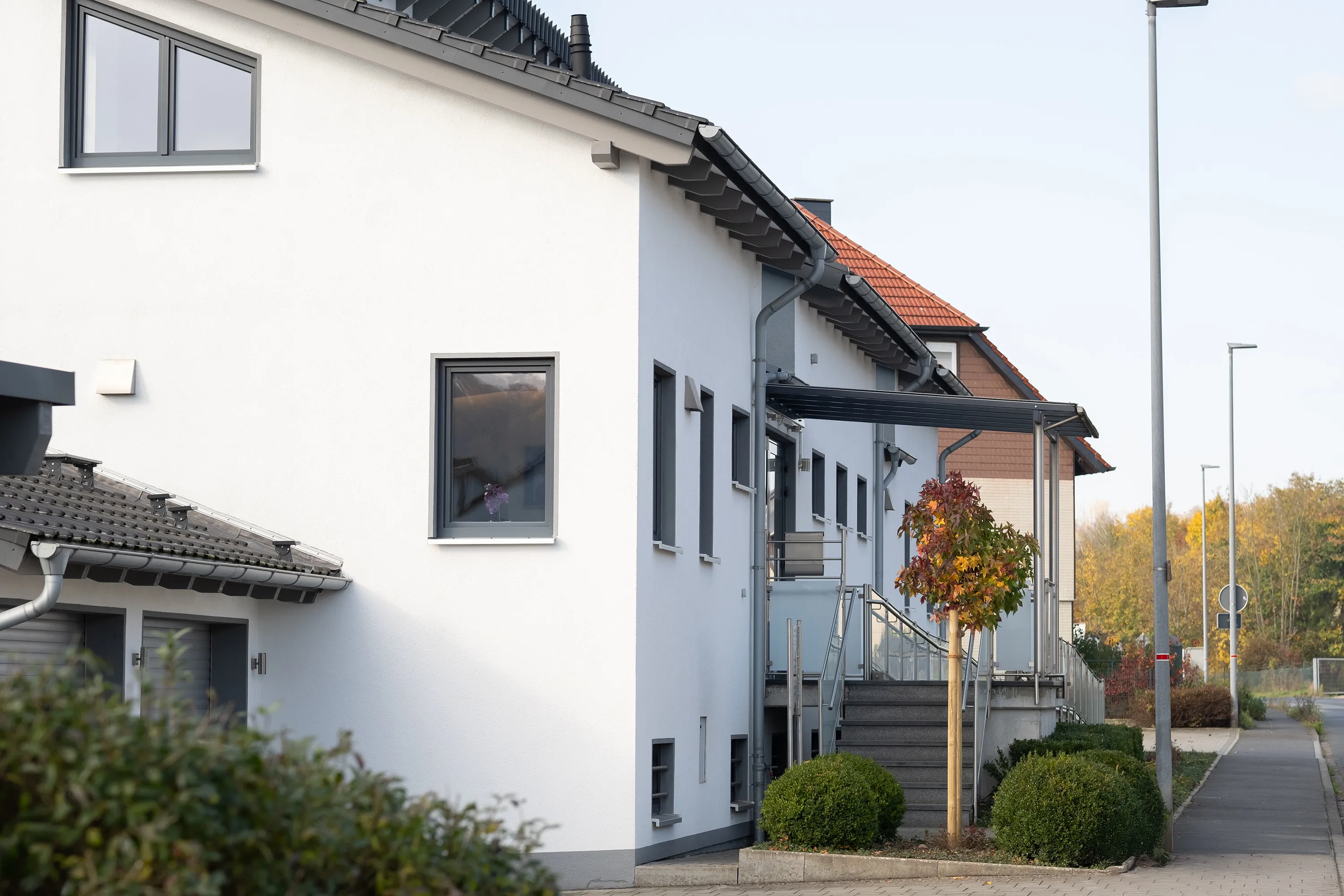 Praxisgebäude der Werratalpraxis Stryga & Kollegen von der Seite — Neubau 2014