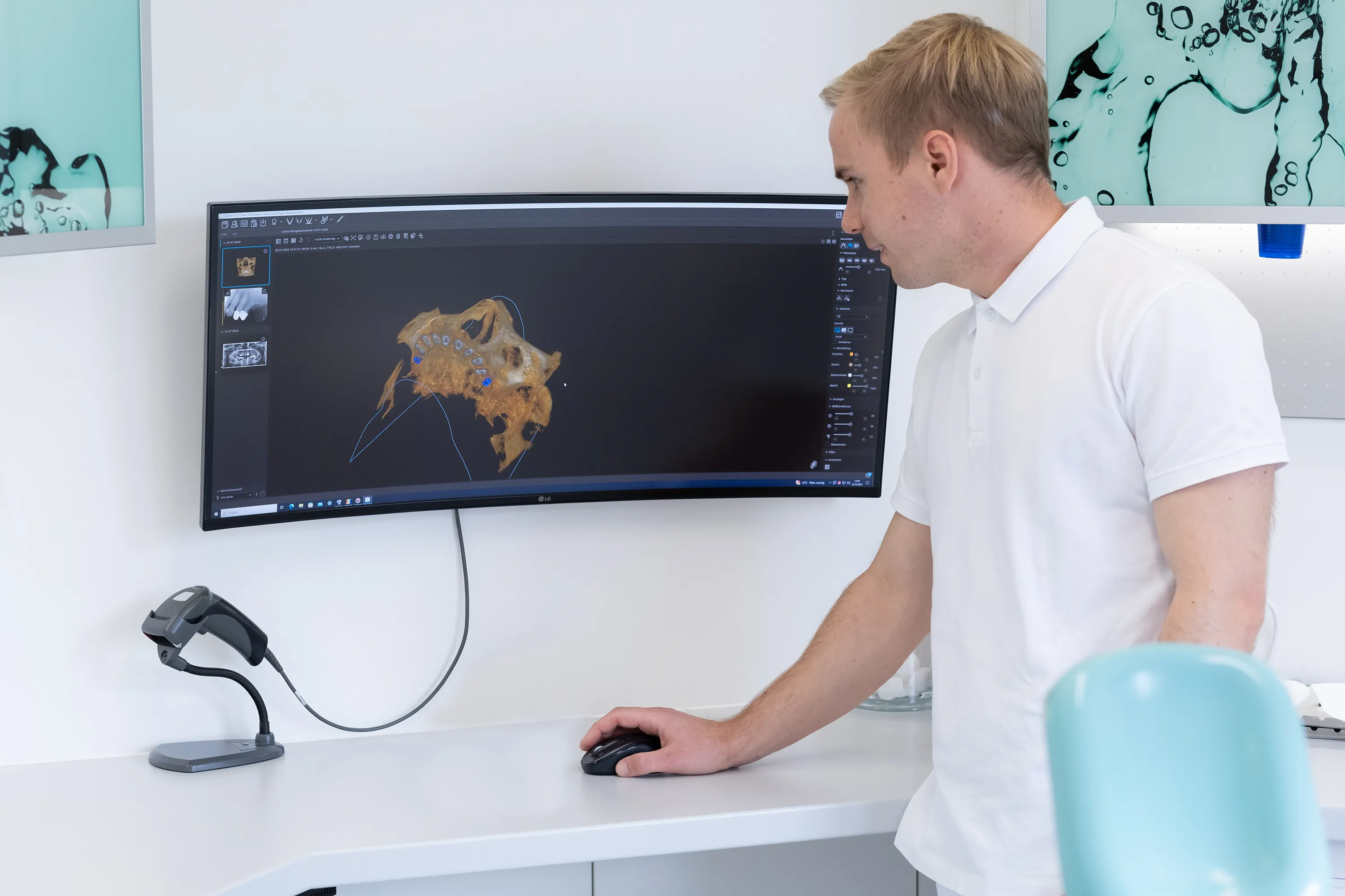 Yannick Stryga plant ein Implantat digital in 3D am Bildschirm